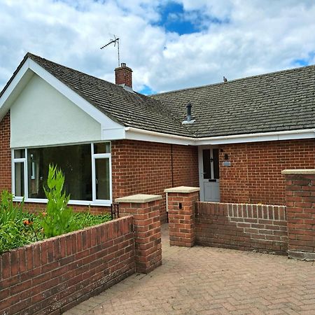 Beautiful 5 Bedroom Bungalow, Sleeps 7, In Calne Exteriér fotografie