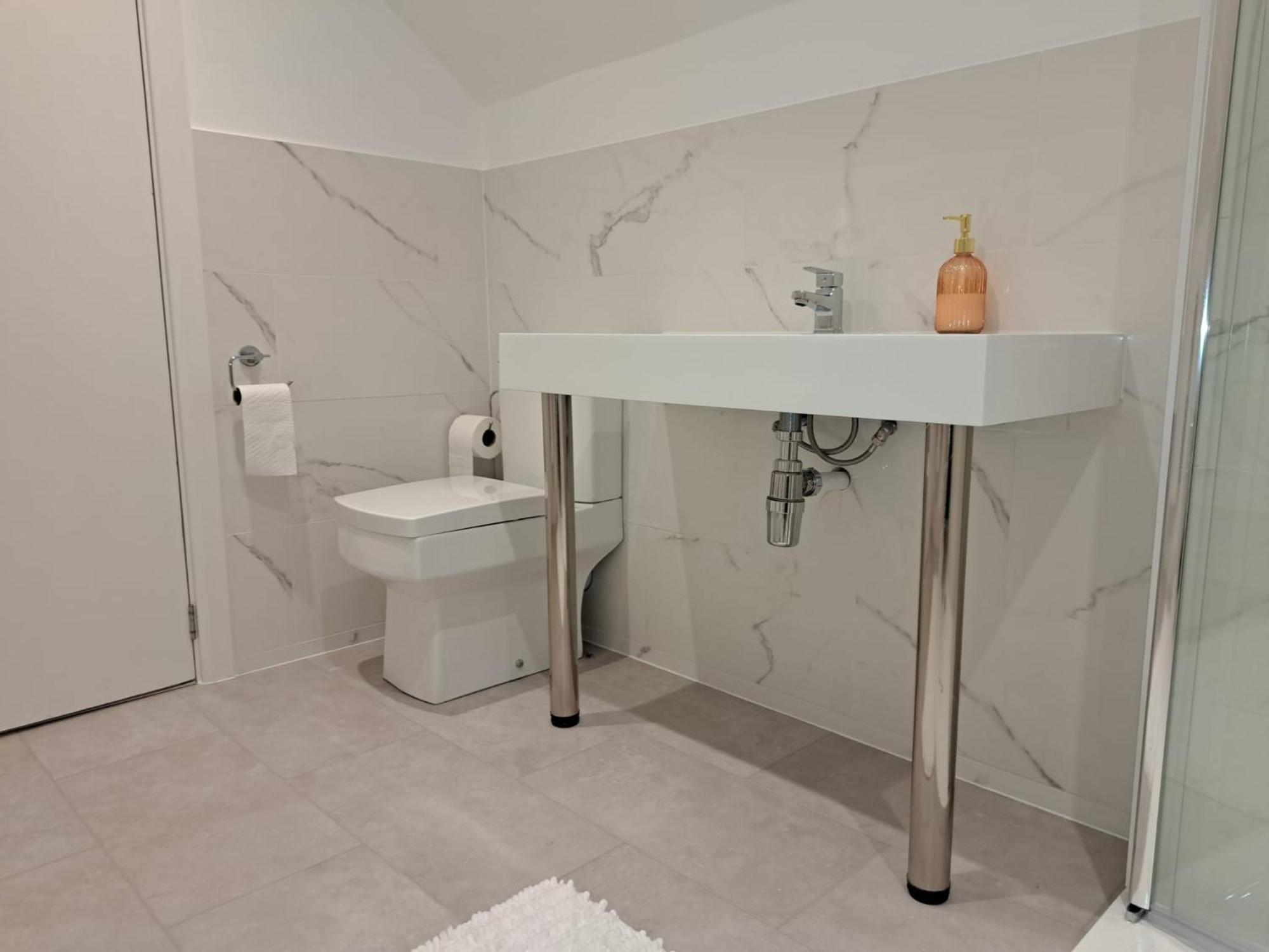 Beautiful 5 Bedroom Bungalow, Sleeps 7, In Calne Exteriér fotografie